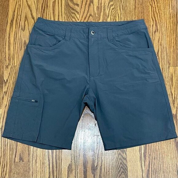 Travis Mathew Black Flat Front Golf Shirts. Size 36. - Picture 6 of 10